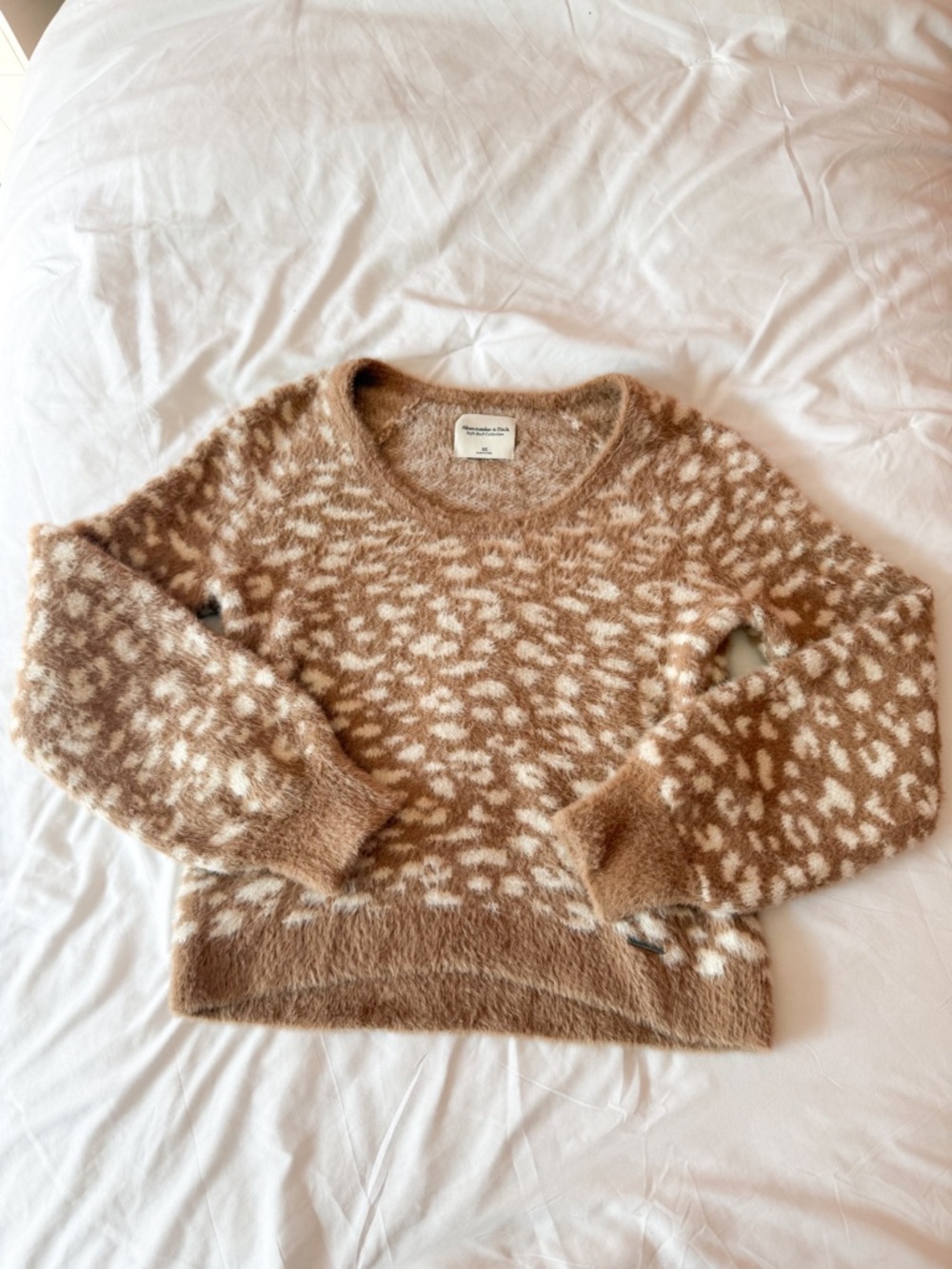 Abercrombie & Fitch Soft A&F Collection Eyelash Leopard V-Neck Sweater Size XS